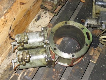 MWM 484 (REVERSE STEERING CYLINDER + PISTON)